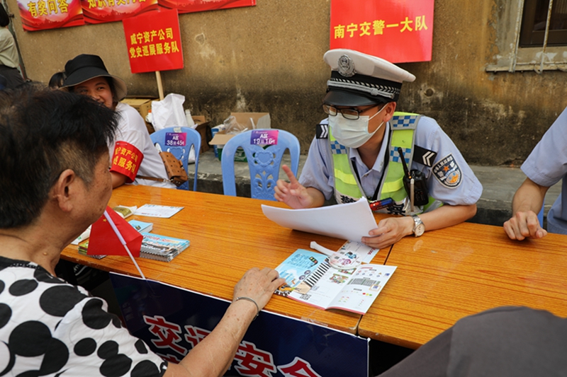 南寧交警支隊一大隊為小區(qū)居民講解交通安全知識.JPG